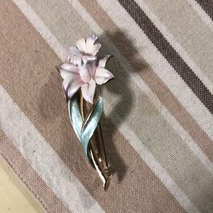Flower  Pin  white and light green in color